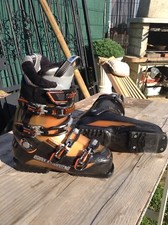 2 chaussures de ski Salomon.